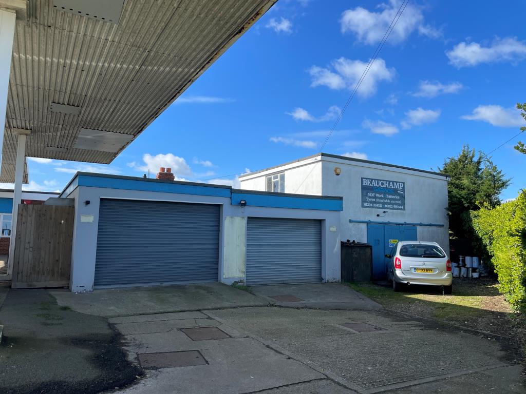 Lot: 73 - FORMER SERVICE STATION/CAR SALES SITE WITH BUNGALOW & WORKSHOPS, OFFERING POTENTIAL - Garages and workshop